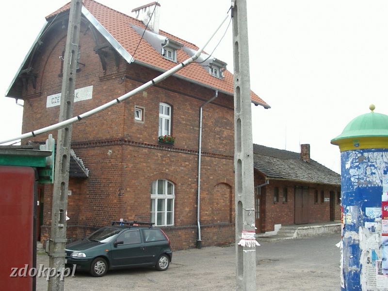 2005-06-06.022 Czerwonak budynek stac.JPG - Stacja Czerwonak - widok na budynek i magazyn.